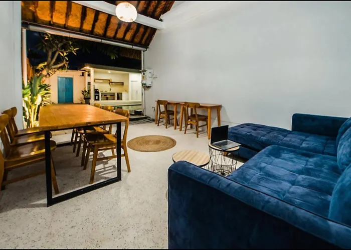 Greek House: W/desk + Shared Pool&kitchen /4 Canggu