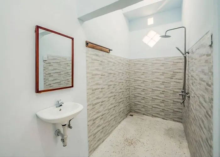 Greek House: W/desk + Shared Pool&kitchen /4 3*