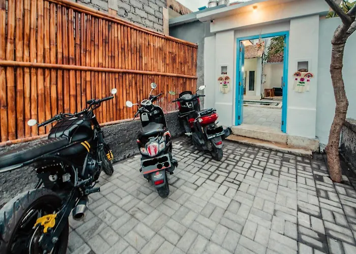 Greek House: W/desk + Shared Pool&kitchen /4 3* Canggu